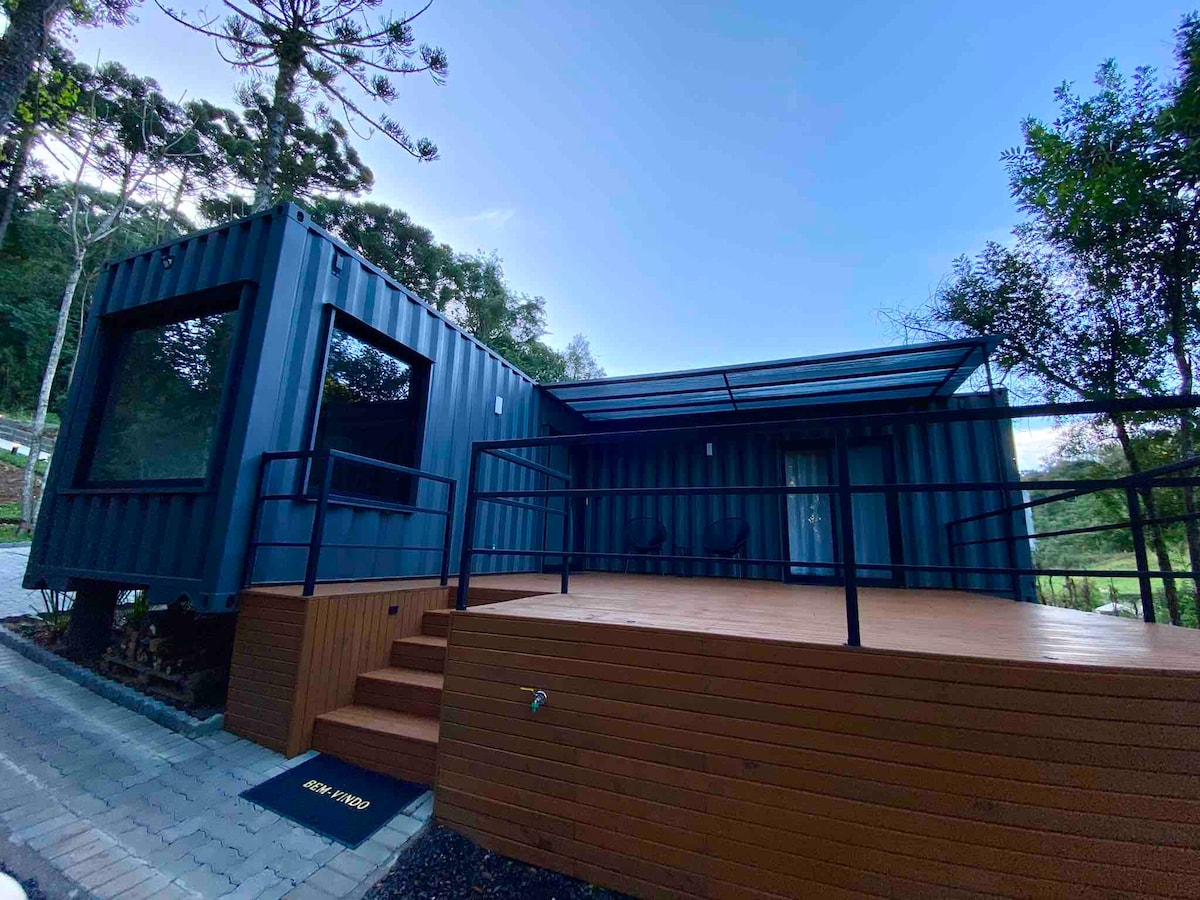 Casa container integrada à natureza